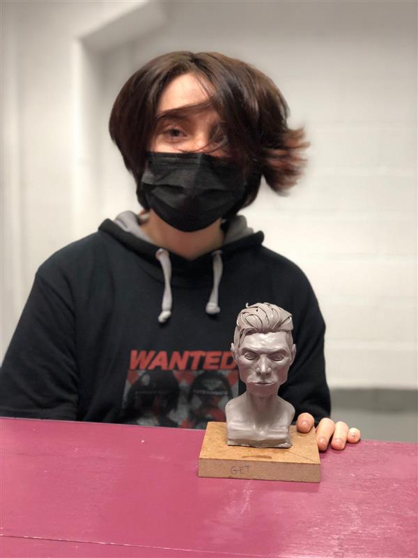 estudiante con busto taller escultura L'Idem Barcelona